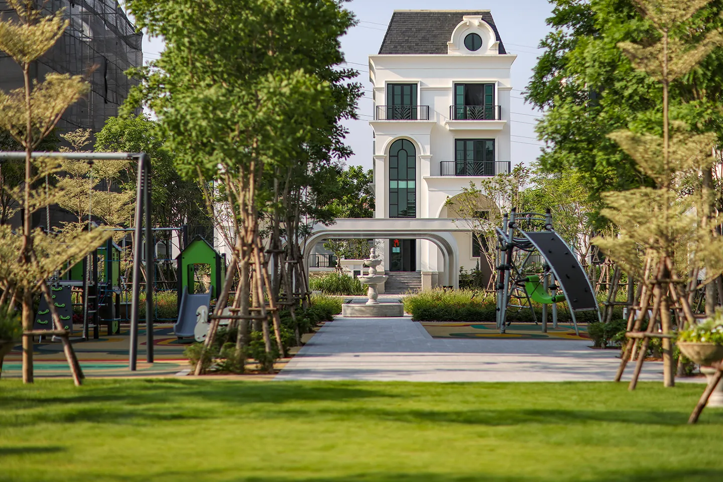 Công viên và hồ trung tâm gần Le Jardin