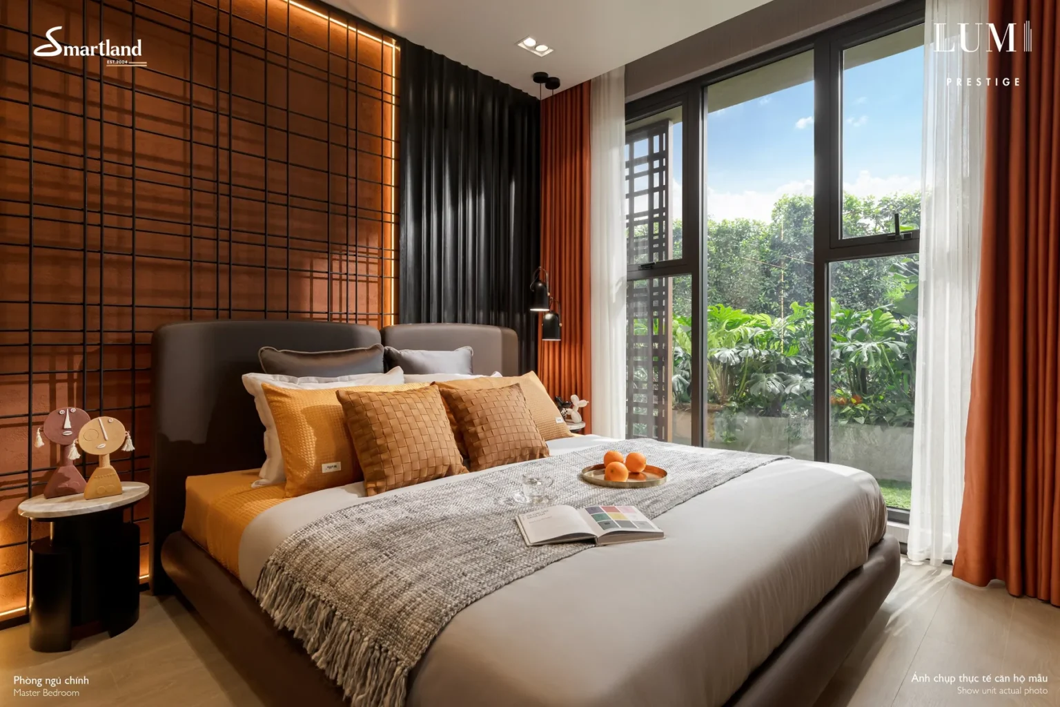 Phòng ngủ chính căn hộ mẫu Lumi Prestige với cửa kính lớn